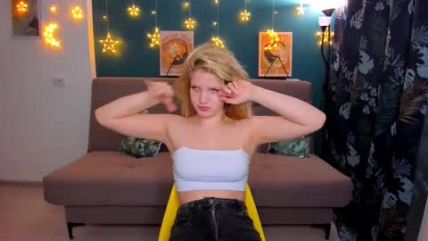 Snapshot of xloe_queen chatting on 02-02-25, 02:34 Chloe online show from 02-02-25, 02:34