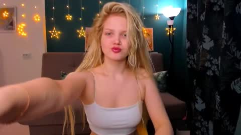 Snapshot of xloe_queen chatting on 02-07-25, 01:53 Chloe online show from 02-07-25, 01:53