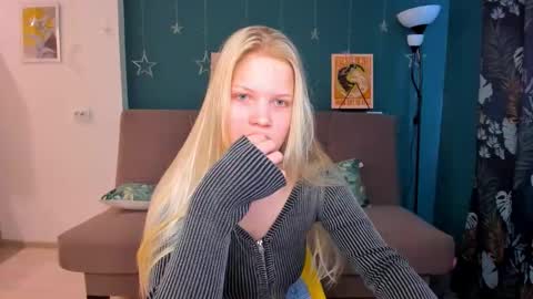 Snapshot of xloe_queen chatting on 02-10-25, 09:25 Chloe online show from 02-10-25, 09:25