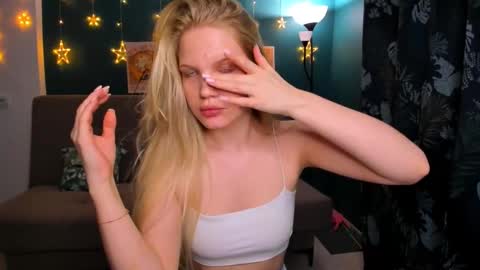 Snapshot of xloe_queen chatting on 02-21-25, 02:27 Chloe online show from 02-21-25, 02:27