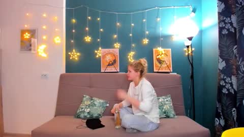 Snapshot of xloe_queen chatting on 02-25-25, 02:33 Chloe online show from 02-25-25, 02:33