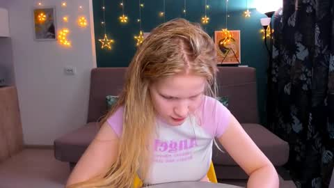 Snapshot of xloe_queen chatting on 03-01-25, 11:06 Chloe online show from 03-01-25, 11:06