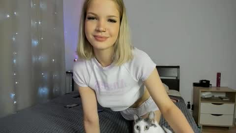 Snapshot of xloe_queen chatting on 11-26-25, 11:22 Chloe online show from 11-26-25, 11:22