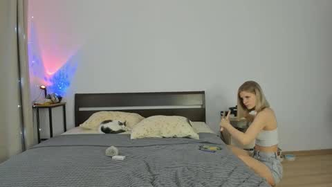 Snapshot of xloe_queen chatting on 11-30-25, 08:29 Chloe online show from 11-30-25, 08:29