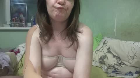 Snapshot of xlunasexyx chatting on 12-14-25, 04:34 Luna online show from 12-14-25, 04:34