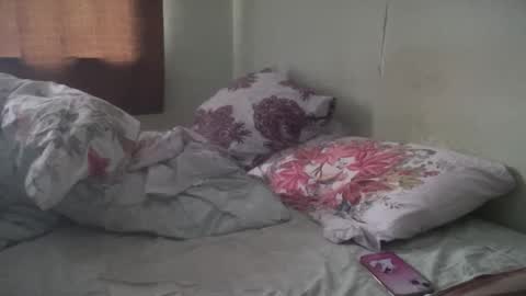 Snapshot of xlunasexyx chatting on 12-17-25, 05:46 Luna online show from 12-17-25, 05:46