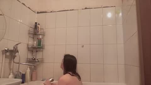 Snapshot of xlunasexyx chatting on 12-21-25, 05:09 Luna online show from 12-21-25, 05:09