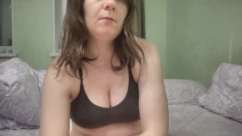 Snapshot of xlunasexyx chatting on 02-24-26, 03:21 Luna online show from 02-24-26, 03:21