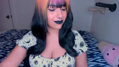 Snapshot of xocurvyrae chatting on 02-28-25, 08:20 Rae online show from 02-28-25, 08:20