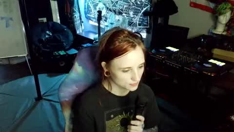 Snapshot of xxlilithmoonxx chatting on 04-21-26, 01:18 Lilith online show from 04-21-26, 01:18