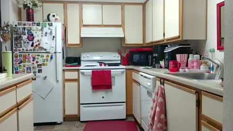 Snapshot of xxstrawberryjanexx chatting on 01-14-25, 10:44 Strawberry Jane online show from 01-14-25, 10:44