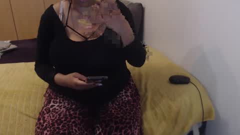 Snapshot of xxxbustybabe27x chatting on 09-27-25, 04:56 Ayanda online show from 09-27-25, 04:56