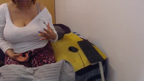 Snapshot of xxxbustybabe27x chatting on 10-10-25, 06:40 Ayanda online show from 10-10-25, 06:40