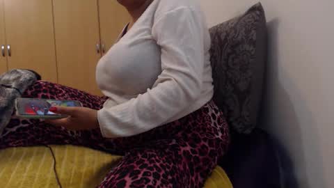 Snapshot of xxxbustybabe27x chatting on 10-15-25, 08:53 Ayanda online show from 10-15-25, 08:53