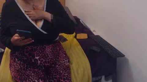 Snapshot of xxxbustybabe27x chatting on 10-31-25, 02:29 Ayanda online show from 10-31-25, 02:29