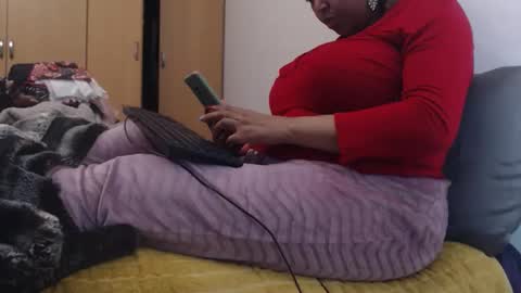 Snapshot of xxxbustybabe27x chatting on 11-15-25, 06:37 Ayanda online show from 11-15-25, 06:37