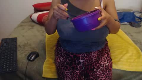 Snapshot of xxxbustybabe27x chatting on 02-15-26, 01:52 Ayanda online show from 02-15-26, 01:52