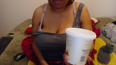Snapshot of xxxbustybabe27x chatting on 02-19-26, 08:05 Ayanda online show from 02-19-26, 08:05