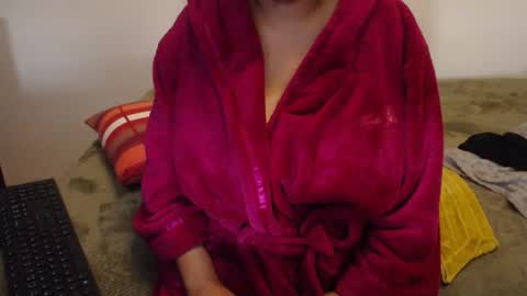 Snapshot of xxxbustybabe27x chatting on 03-13-26, 12:12 Ayanda online show from 03-13-26, 12:12