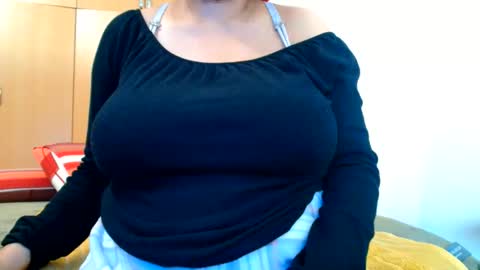 Snapshot of xxxbustybabe27x chatting on 05-31-26, 12:01 Ayanda online show from 05-31-26, 12:01