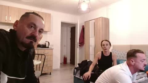 Snapshot of xxxkinkycpl chatting on 11-01-25, 04:42 isa and gonzo online show from 11-01-25, 04:42