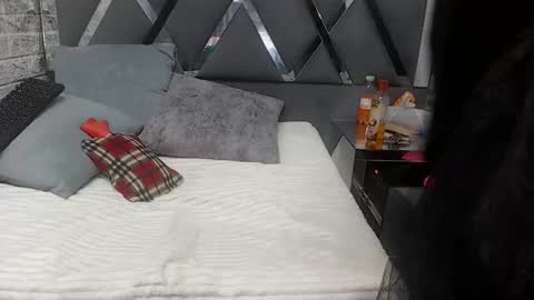 yanetrose online show from 12-15-25, 03:22