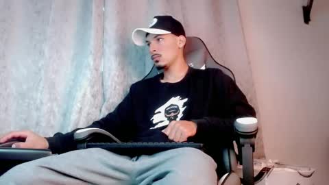 Snapshot of yankees_xxx chatting on 06-07-26, 12:31 yankees online show from 06-07-26, 12:31