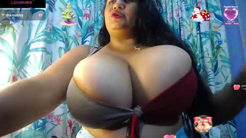 Snapshot of yasmin_bigtits chatting on 12-31-24, 09:06 Yasmin online show from 12-31-24, 09:06