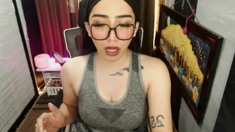 Snapshot of yassiered chatting on 05-17-26, 09:06 yassiered online show from 05-17-26, 09:06