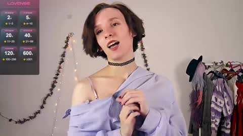 Snapshot of yellow_songbird chatting on 09-26-25, 05:06 Liya online show from 09-26-25, 05:06