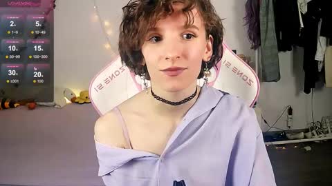 Snapshot of yellow_songbird chatting on 11-28-25, 05:59 Liya online show from 11-28-25, 05:59