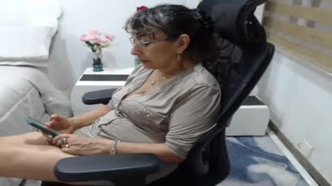 Snapshot of yessilatin chatting on 05-13-26, 10:17 jessy online show from 05-13-26, 10:17