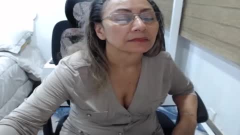 Snapshot of yessilatin chatting on 05-26-26, 12:39 jessy online show from 05-26-26, 12:39