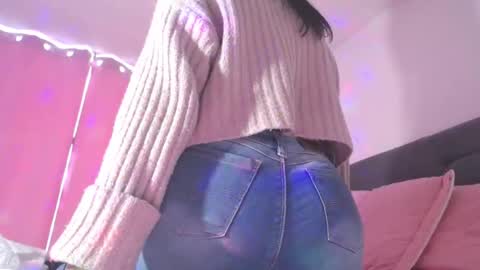 Snapshot of yinn_silver chatting on 02-08-25, 02:05 Yiny online show from 02-08-25, 02:05