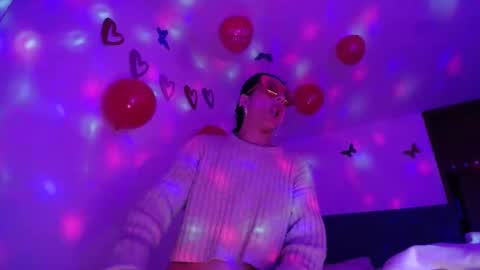 Snapshot of yinn_silver chatting on 02-13-25, 05:37 Yiny online show from 02-13-25, 05:37