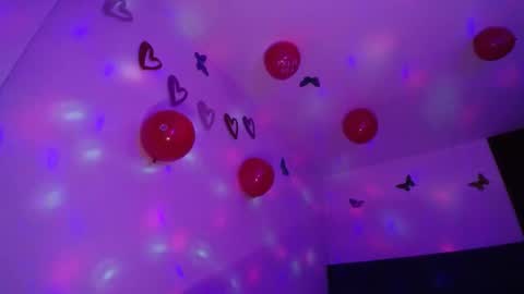 Snapshot of yinn_silver chatting on 02-15-25, 08:33 Yiny online show from 02-15-25, 08:33