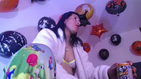 Snapshot of yinn_silver chatting on 10-13-25, 07:41 Yiny online show from 10-13-25, 07:41