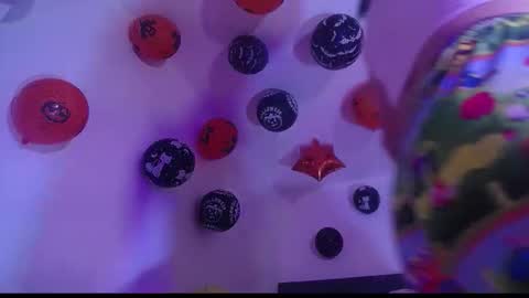 Snapshot of yinn_silver chatting on 10-24-25, 09:17 Yiny online show from 10-24-25, 09:17