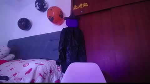 Snapshot of yinn_silver chatting on 10-25-25, 06:32 Yiny online show from 10-25-25, 06:32