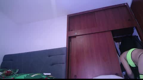 Snapshot of yinn_silver chatting on 11-21-25, 09:08 Yiny online show from 11-21-25, 09:08