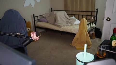 Snapshot of ynaong chatting on 01-03-25, 08:10 Palmela Handerson online show from 01-03-25, 08:10