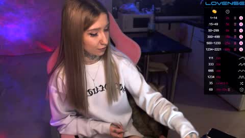 Snapshot of yngmilf_ chatting on 12-06-24, 09:13 online show from 12-06-24, 09:13