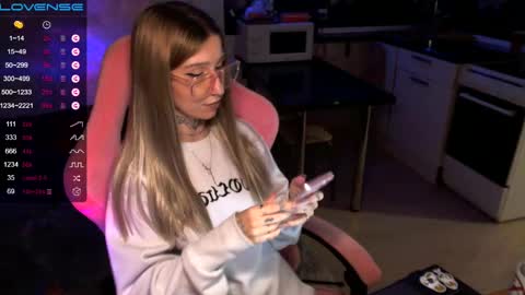 Snapshot of yngmilf_ chatting on 12-09-24, 03:40 online show from 12-09-24, 03:40