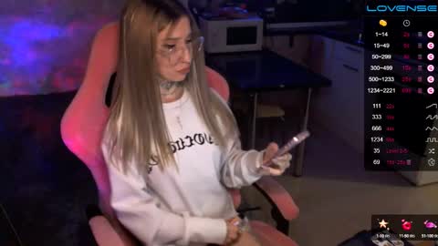 Snapshot of yngmilf_ chatting on 12-14-24, 02:01 online show from 12-14-24, 02:01