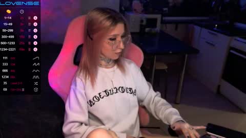 Snapshot of yngmilf_ chatting on 01-08-25, 10:06 online show from 01-08-25, 10:06