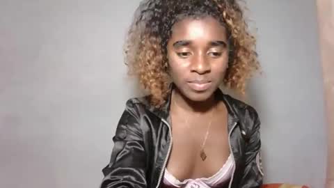 Snapshot of yolandrina05 chatting on 10-13-25, 01:00 yolandrina05 online show from 10-13-25, 01:00