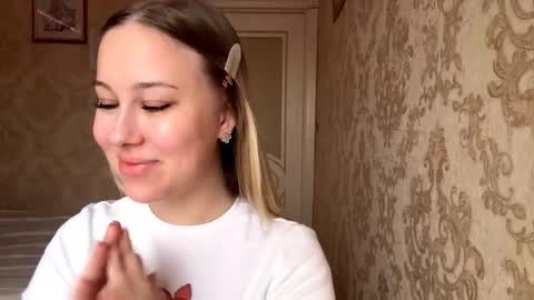 Snapshot of yolondaillovsky chatting on 11-06-25, 11:33 I am Rose ntmu Lets hit 10 Thumbs Up together online show from 11-06-25, 11:33