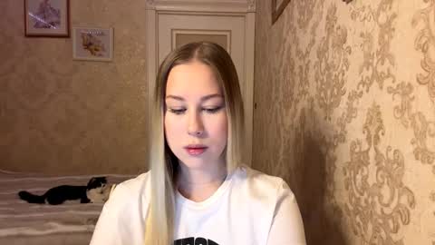 Snapshot of yolondaillovsky chatting on 11-21-25, 02:38 I am Rose ntmu Lets hit 10 Thumbs Up together online show from 11-21-25, 02:38