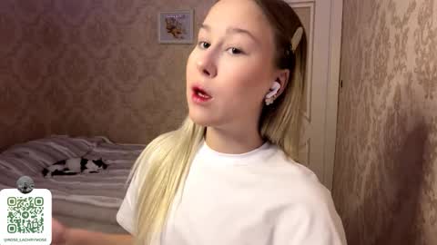 Snapshot of yolondaillovsky chatting on 11-28-25, 03:36 I am Rose ntmu Lets hit 10 Thumbs Up together online show from 11-28-25, 03:36