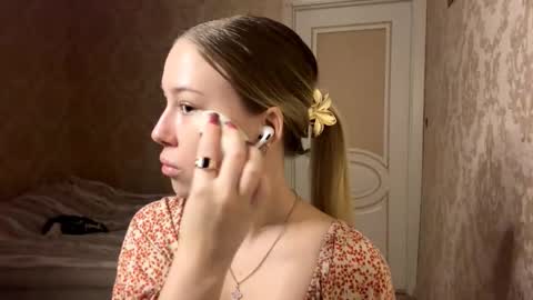 Snapshot of yolondaillovsky chatting on 11-29-25, 03:26 I am Rose ntmu Lets hit 10 Thumbs Up together online show from 11-29-25, 03:26